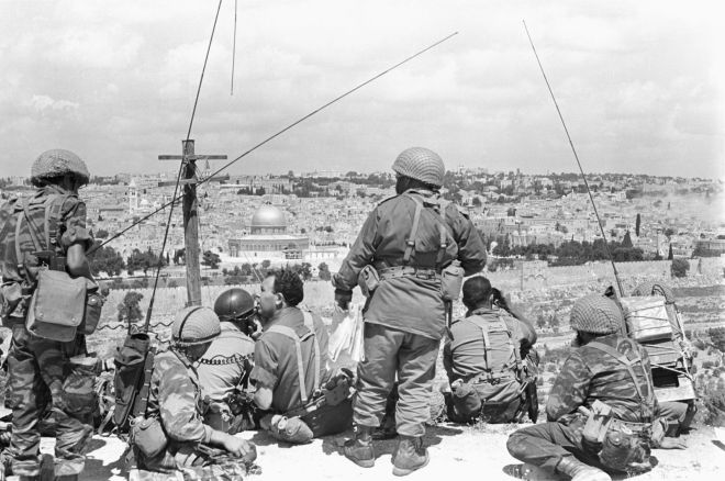 المظليّون ينظرون إلى المدينة القديمة من مجمع أوغستا فيكتوريا بعد احتلال القدس عام 1967.